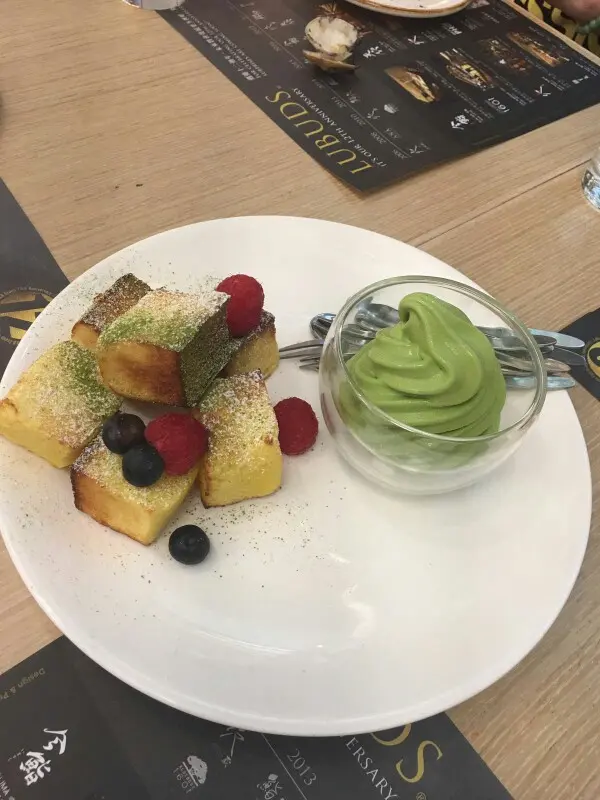 一口麵包布甸配抹茶軟雪糕