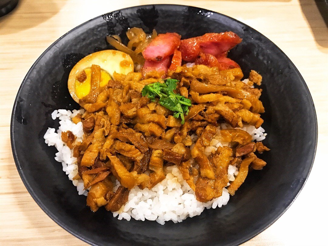 「鲁肉饭配卤蛋和香肠」 食台湾料理一定要食卤肉饭,卤肉饭呢个份量