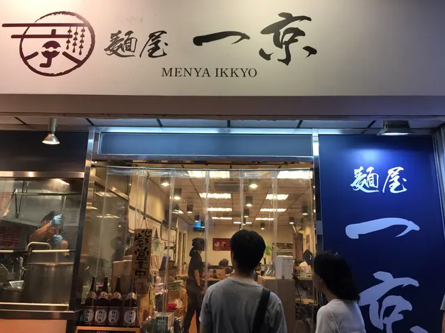 7:30pm後，門口開始有人要排隊