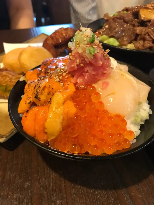 招牌四重爆丼
