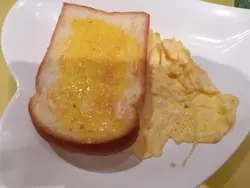 火腿通粉配牛乳炒蛋及牛油多士