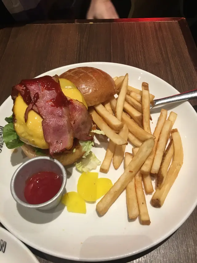 金銀潤牛肉漢堡