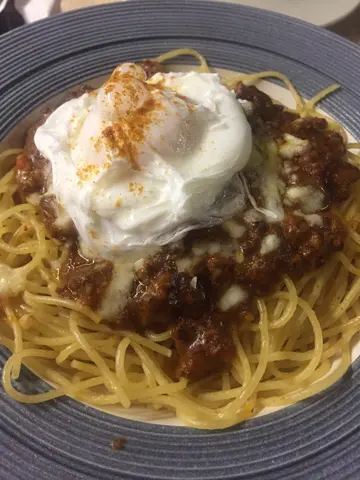 水波蛋辣肉酱意粉