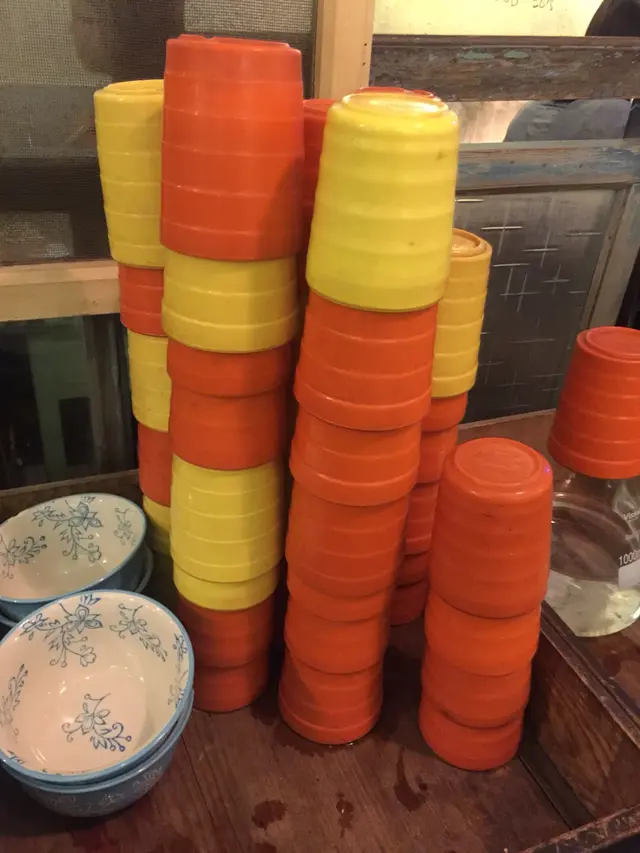 非常骯髒的餐具