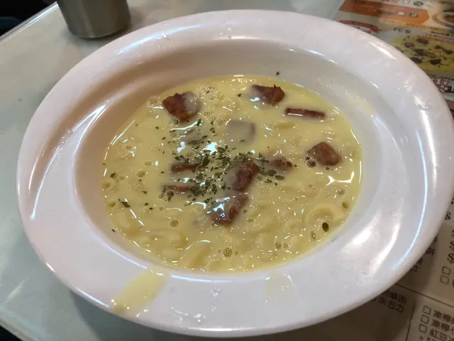 粟米忌廉湯配午餐肉