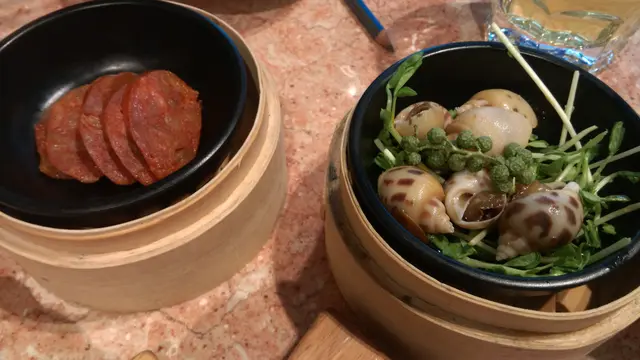 麻辣香腸 + 辣汁花螺 (小聚拼盤$69三款)