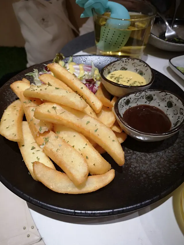 薯條新鮮炸好上碟，配上兩種醬料，配搭好味。