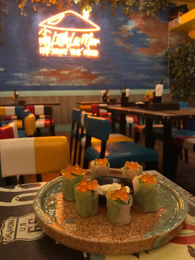 火炙三文魚米紙卷及三文魚籽配荷蘭醬