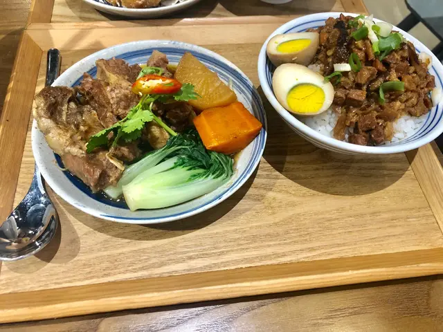 滷水蛋牛腩滷肉飯