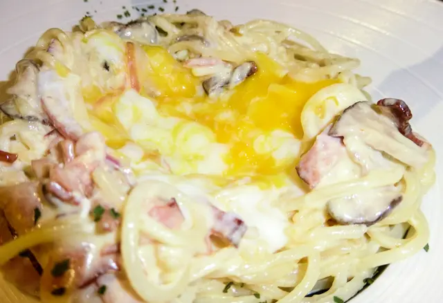 溫泉蛋卡邦尼意粉