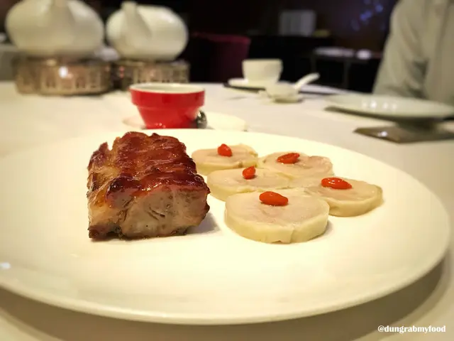 太白醉雞卷 拼 蜜汁叉燒 Chilled chicken rolls marinated with Chinese wine & Barbecued pork