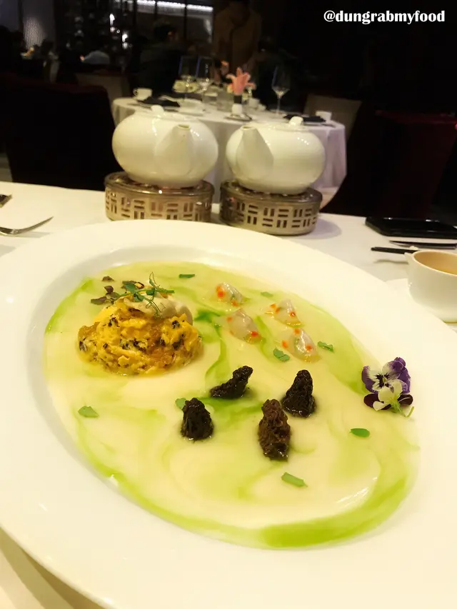 玉鱗魚躍逐金波 Steamed and sautéed egg with crab meat, sea urchin and mini goldfish dumpling