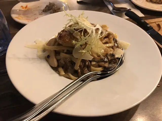 鵝肝兩面煎得脆脆地，幾juicy 油香。鵝肝同菇菌味道好夾，成個調味都好唔錯，口感creamy 味道濃郁。