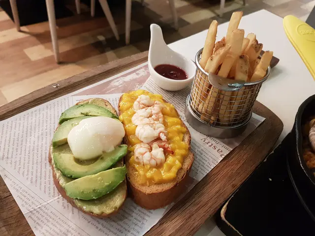 鮮蝦芒果沙沙及牛油果溫泉蛋Open Face三文治