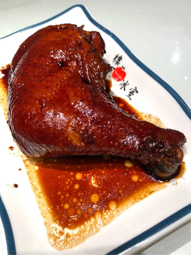 雞皮食落相當入味 雞髀肉煮至軟腍 啖啖肉好易咬 瑞士汁咸度適中 帶微甜