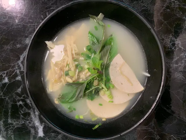 雞絲拼扎肉河粉