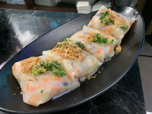 ,法式肝醬豬扒三文治($50),越式蒸粉卷($40),凍椰汁紅豆冰,凍椰汁三色冰