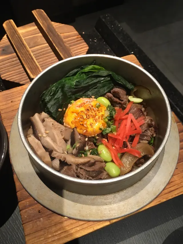 和風牛肉釜飯，有牛肉、溫泉蛋、紅姜、冬菇、栗子、紫菜等作為配料，食之前要等1分鐘，將生牛肉焗熟。 釜飯有用日式醬汁作為調味，食落去甜甜地，配埋牛肉等配料，表現唔錯！除咗直接食之外，仲可以加入煎茶製成茶泡飯。茶泡飯會將調味沖淡，食落比較清淡，本人好重口味，所以都係鍾意直接食多啲。