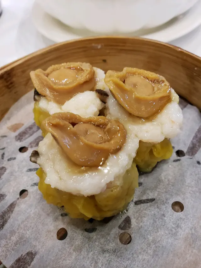 原隻鮑魚燒賣皇