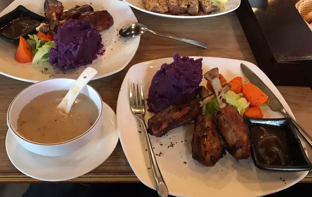 餐前蘑菇湯,意式香草烤焗豬仔脾,配紫薯