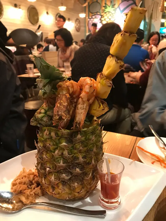 招牌菠蘿炒飯配虎蝦