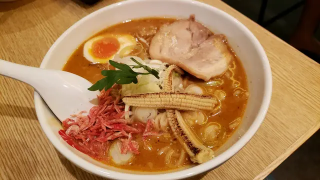 呢個就濃蝦味，但又可能因為濃所以比較咸，但係好食既!
佢同拉麵胡椒就唔太夾啦，但同一味粉好match! 喜歡既可以加尐落去XD