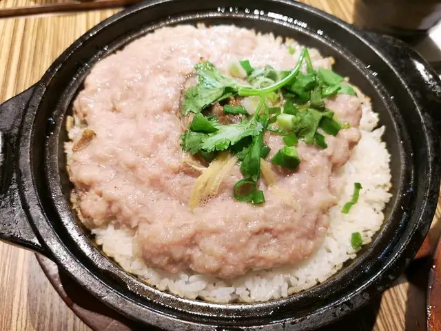 點解可以咁香既，每粒飯白雪雪，晶瑩剔透，散發出鹹香味，肉餅鬆軟有彈性😋😋😋