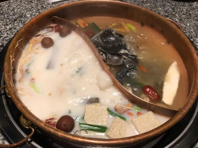 用上桃膠、原隻烏雞、南棗等滋潤食材熬製而成,
養顏精華盡滲其中,
既足料又含有豐富膠原蛋白,
夠晒滋補,女生至愛!♥️
識食梗係飲湯先啦~😎
值得一提的是,烏雞熬幾耐,肉質都保持嫩滑入味,正!😋