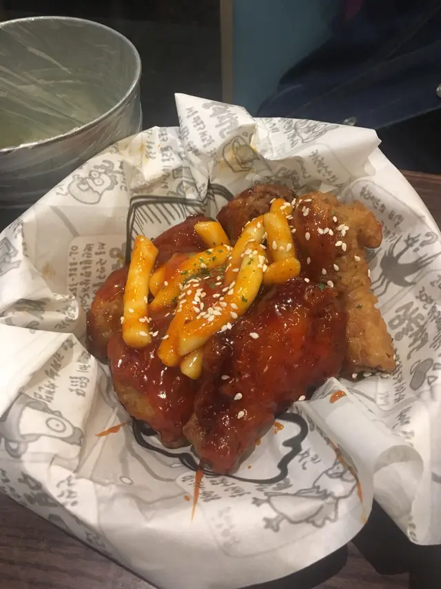 韓式甜辣年糕炸雞，睇落去賣相非常之邪惡同吸引，炸雞同年糕上面沾滿韓式甜辣醬汁，炸雞有先用胡椒、香草醃過，再沾上粉漿拎去炸，外皮炸到好酥脆，雞肉亦都好滑嫩，但重點係個醬汁非常好食，食落偏辣帶點甜味，好惹味開胃！而年糕好煙韌，同醬汁好配搭，非常推薦！