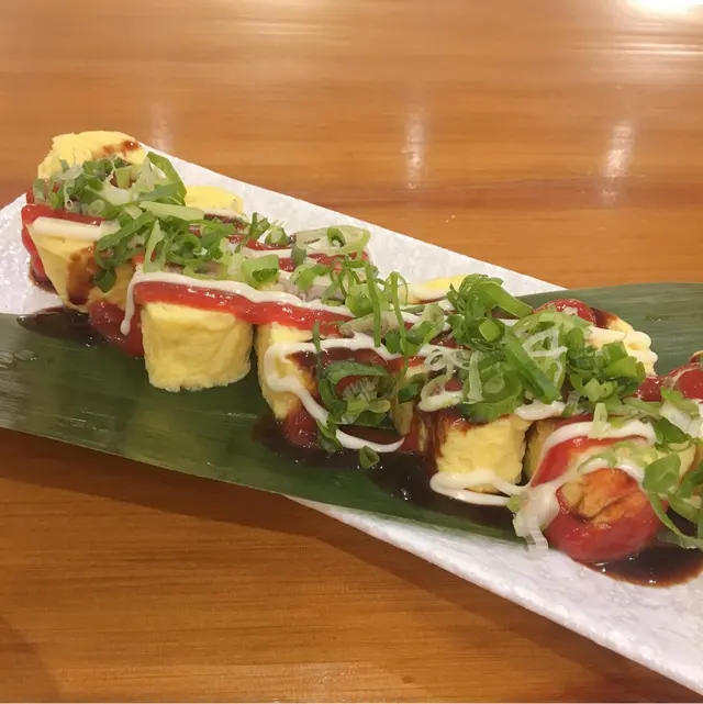 雞蛋口感和豚肉粗糙，太多太多醬汁...真正有實力的蛋卷是不需要沾醬吃的...