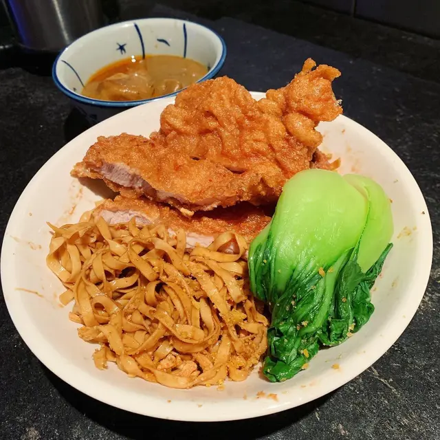 秘製豬扒撈粗麵(咖哩汁)