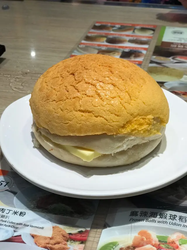 但包好飽滿，牛油又冰凍，是菠蘿油的重點