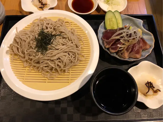 半烤鰹魚刺身配冷蕎麥麵