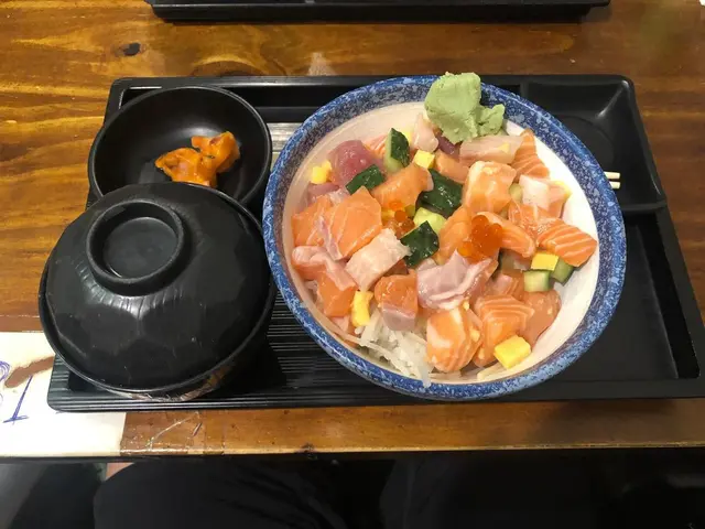 $55  有飯有前菜有湯仲有飲品送    角切魚生飯魚生多  仲要係大大舊  新鮮  配埋青瓜  唔會太膩  