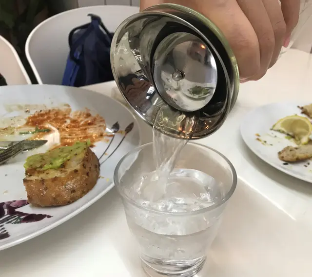 開水瓶蓋像活門,輕鬆倒水。