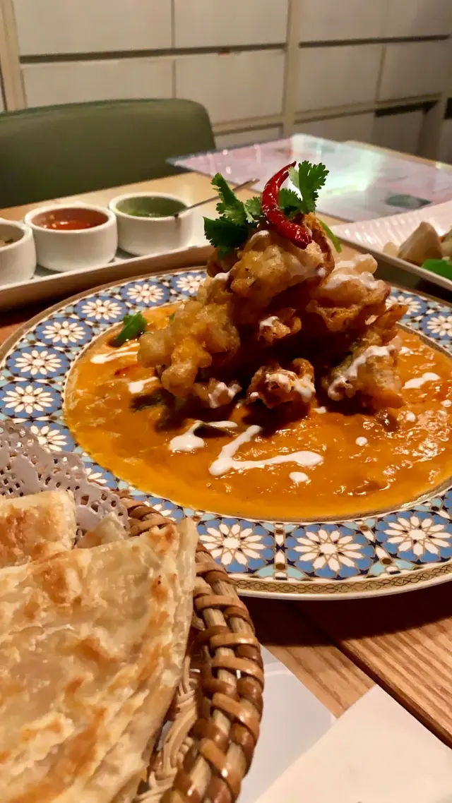 炸軟殼蟹配紅咖哩蟹肉汁