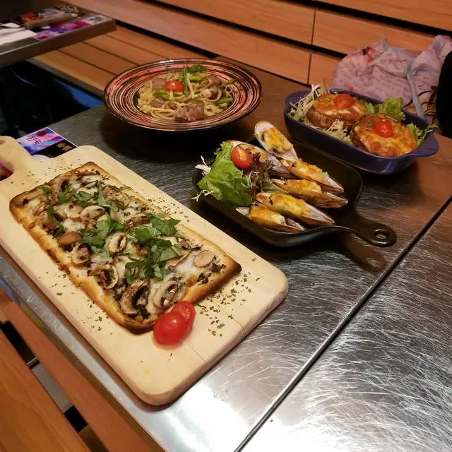 芝士焗紐西蘭青口($68),芝士蕃茄牛肉碎焗有機大蘑菇($62),黑松露芝士蘑菇長薄餅($118),香蒜白酒露筍日本和牛煮扁意粉($88)