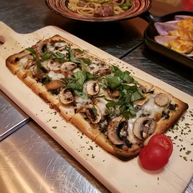 黑松露芝士蘑菇長薄餅