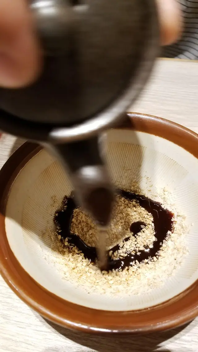 芝蔴碎加入豬扒汁