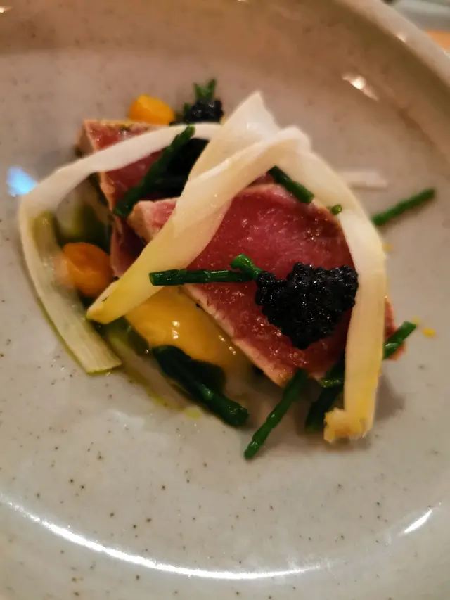 火盪藍鰭吞拿魚,魚子醬,白露荀