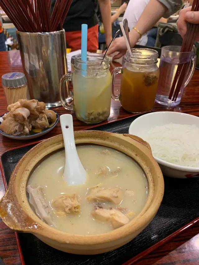 胡椒豬肚雞湯配米線