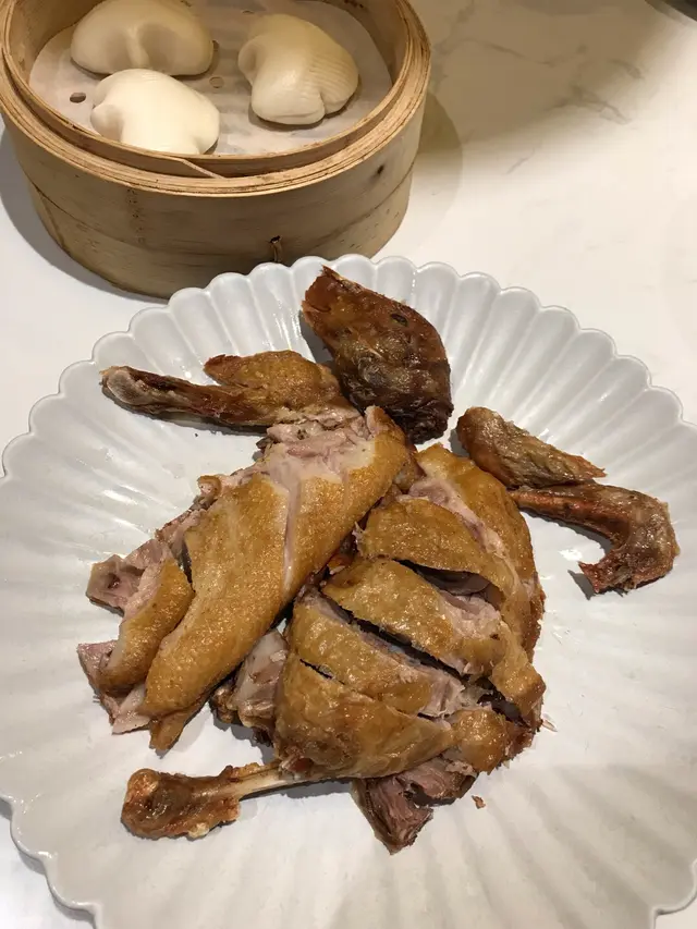 配上荷葉夾類似肉夾饃嘅食法