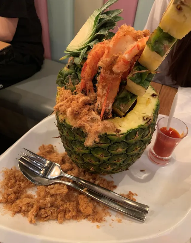 招牌菠蘿炒飯配虎蝦