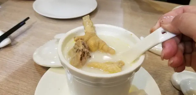 有杏仁，豬肺，瘦肉及雞腳（用料充足），味道香濃且滑，好味兼潤肺