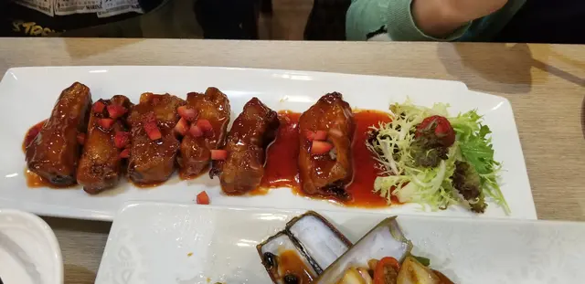估佢唔到這個醬汁竟然控制得咁好，起初諗會否好酸或好甜，廚師控制得好好，唔會太酸，唔會太甜，味道一流還可以食到肉味。一問之下，原來廚師用佐新鮮士多啤梨作汁液，酸道令肉類唔會韌（係一種自然鬆肉法）。真的是一間良心食肆，佢哋注重色香味美外，還注重食客健康，不採用味精，用料及烹調手法要天然