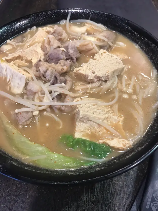 肥牛金菇蜂巢豆腐幼麵-胡椒湯底