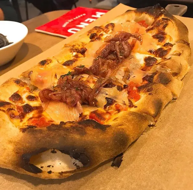 煙三文魚紅蔥薄餅