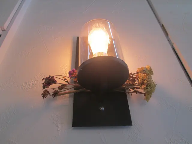壁燈上以花朵襯托，好優美