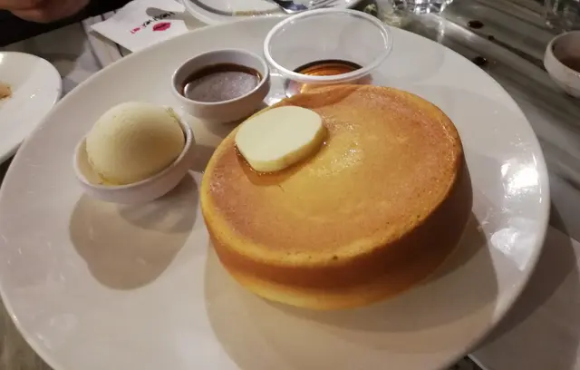 一試難忘！鬆餅賣相望落已經好吸引，而且香噴噴！入口更非常柔軟，牛油味好像好滑！配合岩鹽同焦糖簡直無得彈！