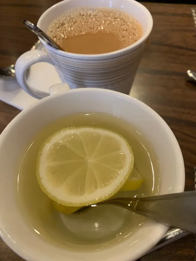 玫瑰奶茶，熱檸水